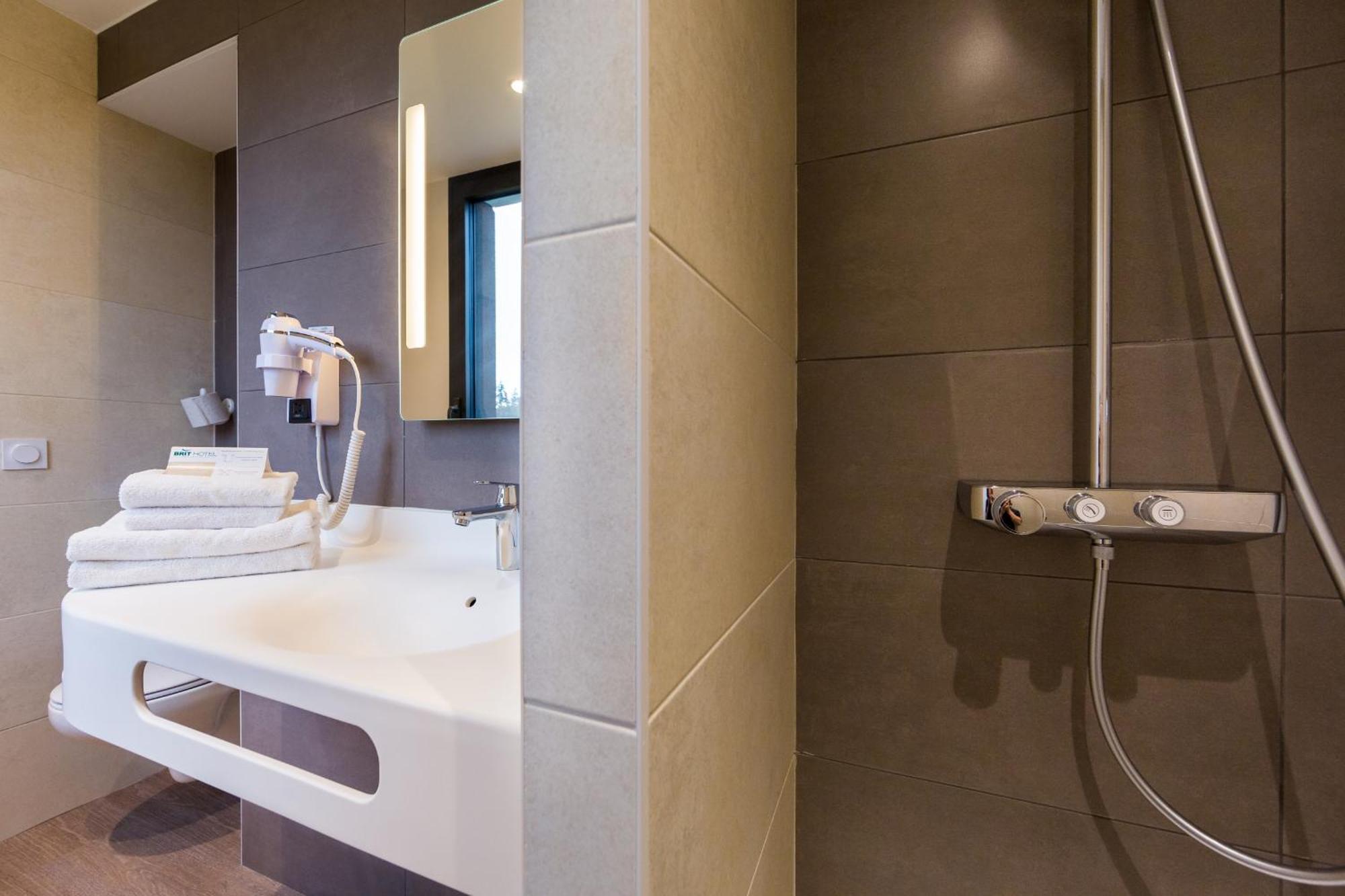 Brit Hotel Ploermel - Hotel De L'Hippodrome מראה חיצוני תמונה