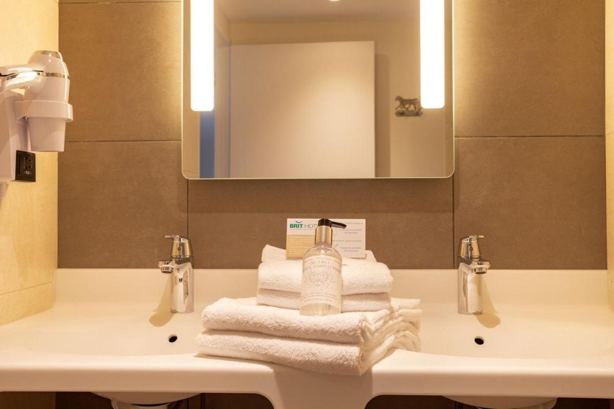 Brit Hotel Ploermel - Hotel De L'Hippodrome מראה חיצוני תמונה