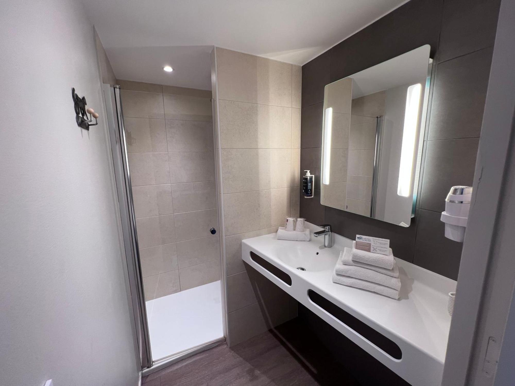 Brit Hotel Ploermel - Hotel De L'Hippodrome מראה חיצוני תמונה