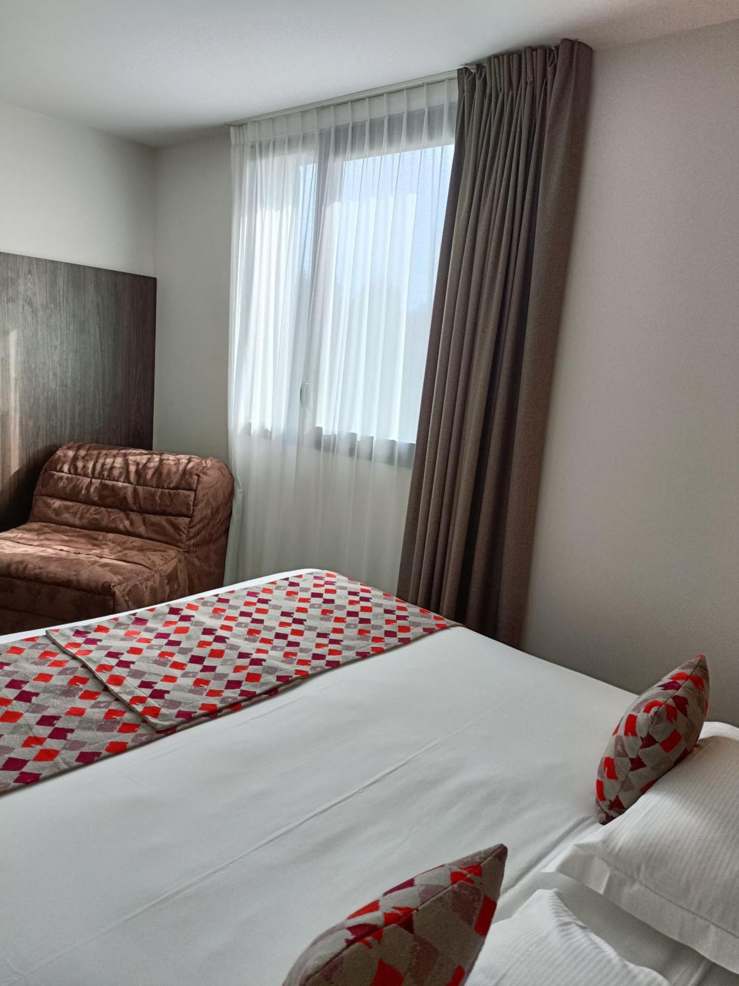 Brit Hotel Ploermel - Hotel De L'Hippodrome מראה חיצוני תמונה